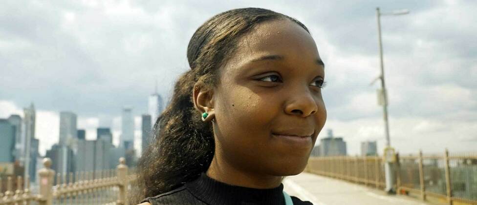 Small Woman Smiling Brooklyn Bridge 1920 X1080 Lighter